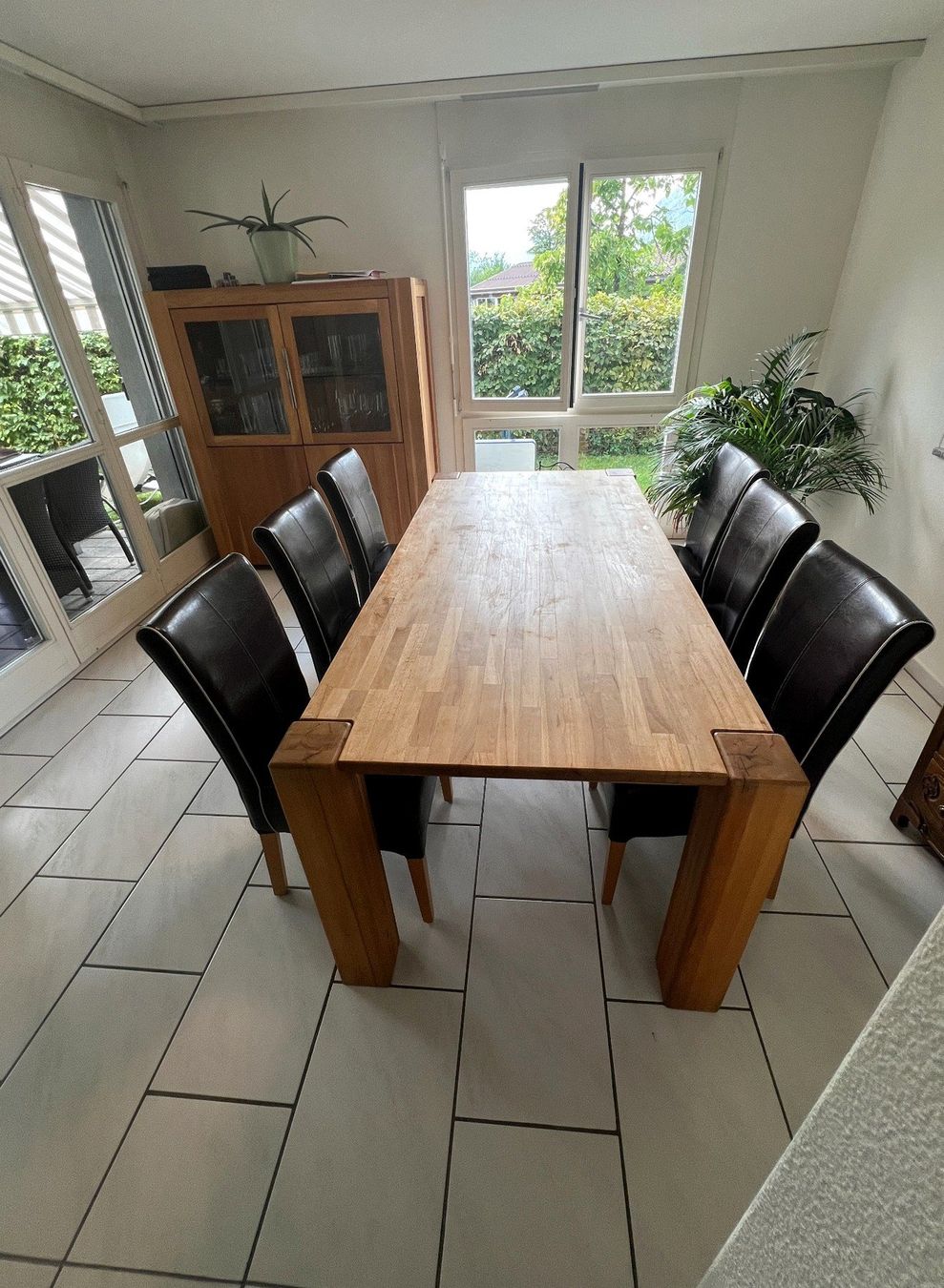 Set di tavolo e panche: Massiver Esstisch aus Holz mit 6 Stühlen – Usato da Volketswil venduto da SecondHanderia