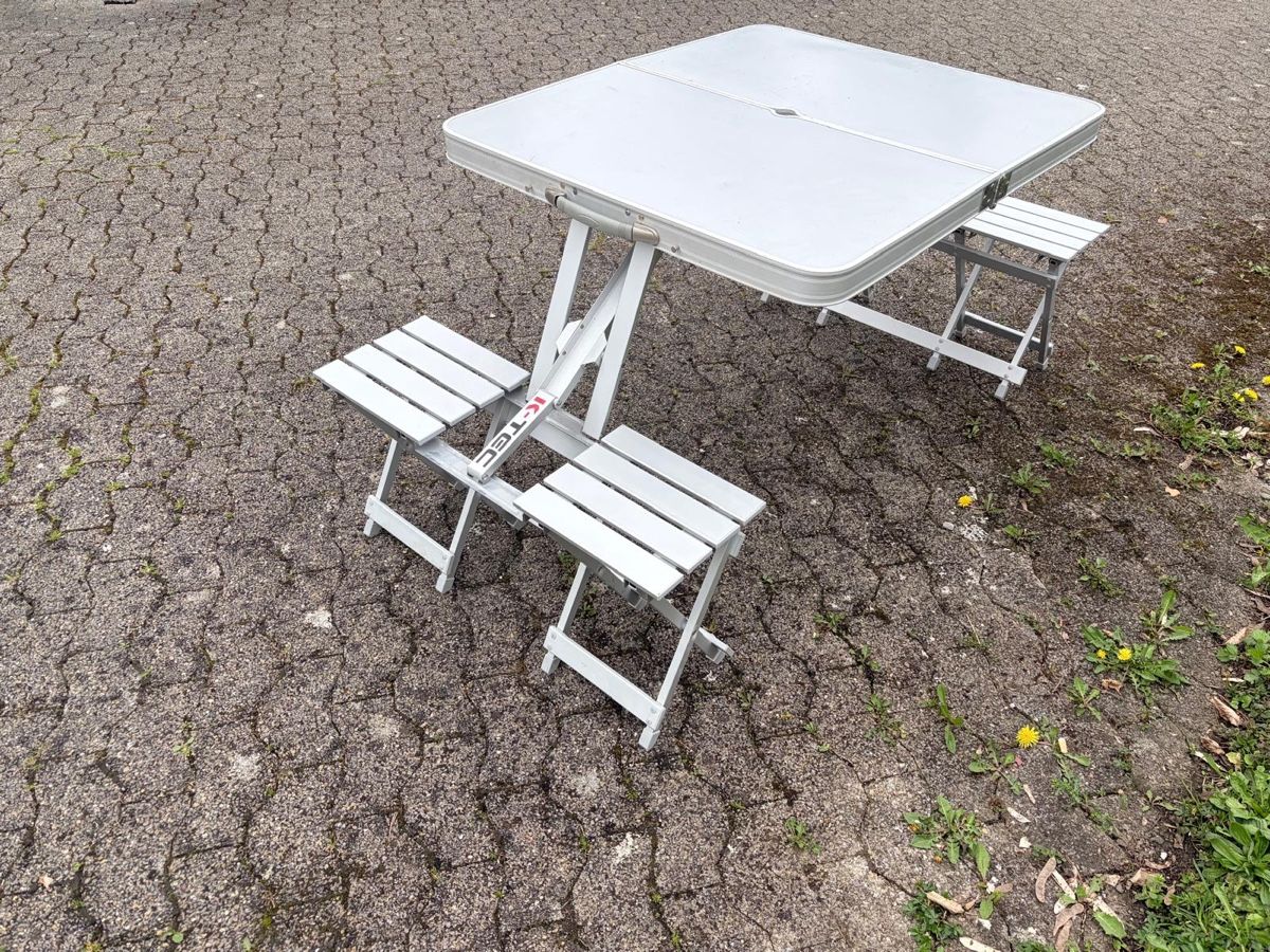 Set di tavolo e panche: Camping-Klapptisch mit 4 Hockern – Usato da Bremgarten AG venduto da moreman