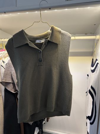 Strickweste Mango olivgrün mit Kragen neuwertig