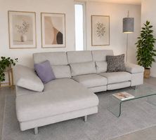 Intero salotto: divano, lampada, tavolino, cuscini e tappeto