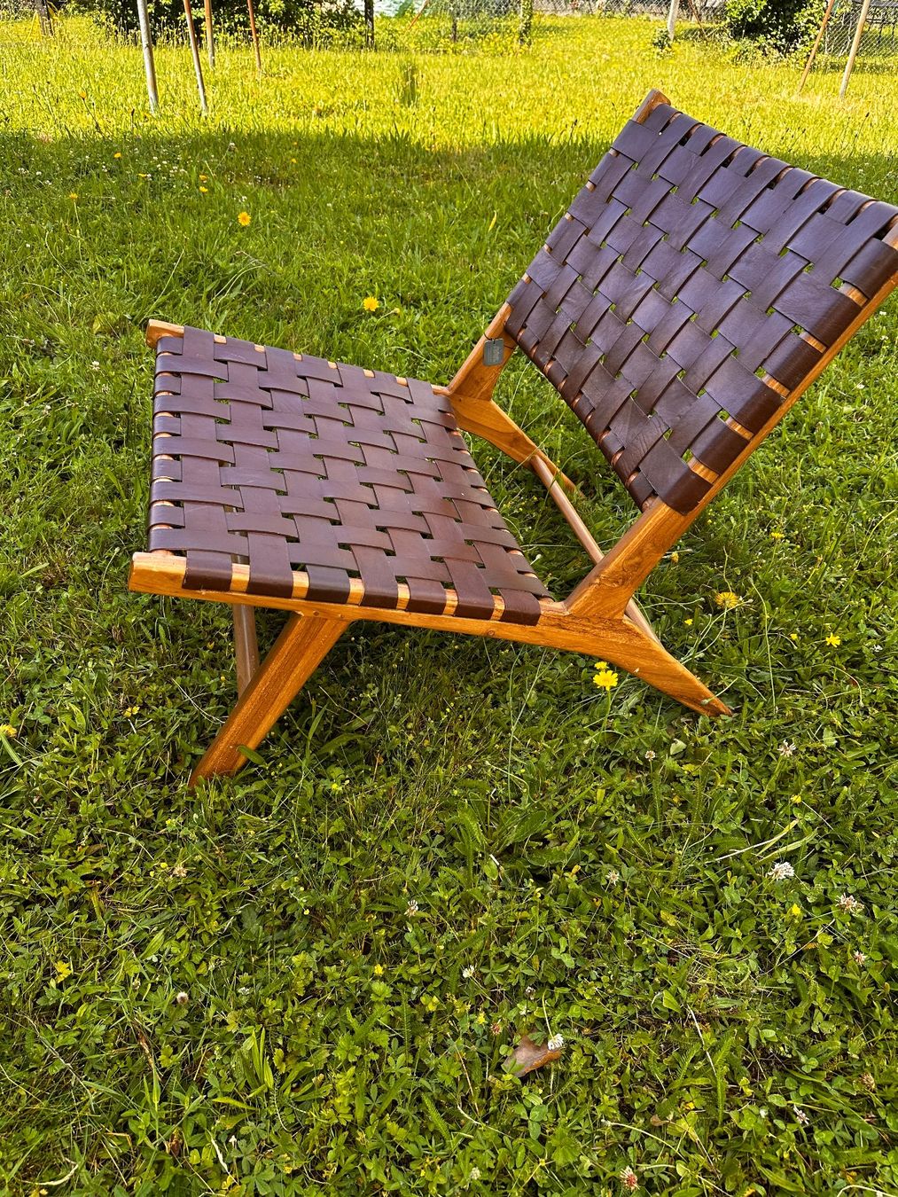 Stühle: Chaise en bois et cuir – Gebraucht aus La Tour-de-Peilz von jimmyro