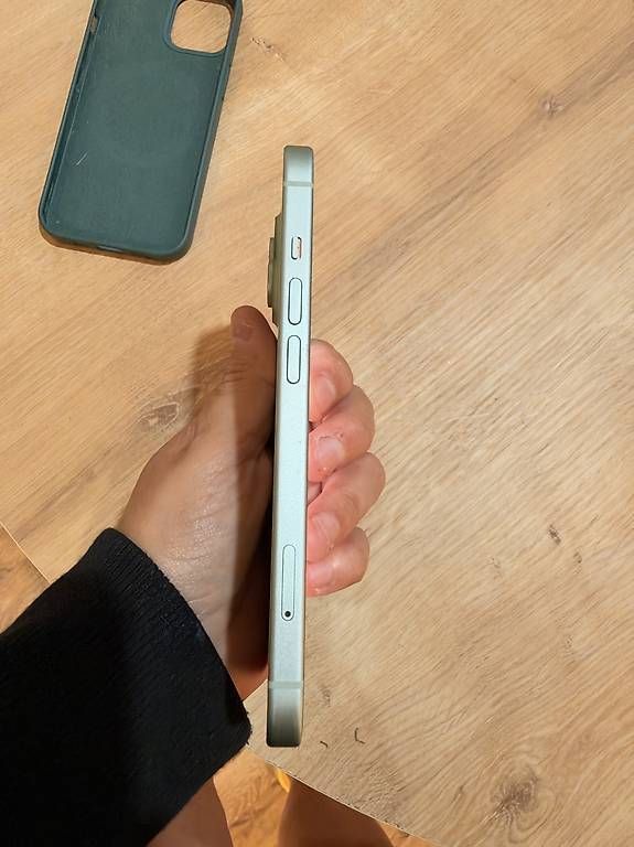Telefoni cellulari / Smartphones: iPhone 15 – Usato da Balsthal venduto da tat_xg6p 3