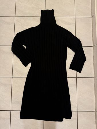 Schwarzes Strickkleid, Rollkragen