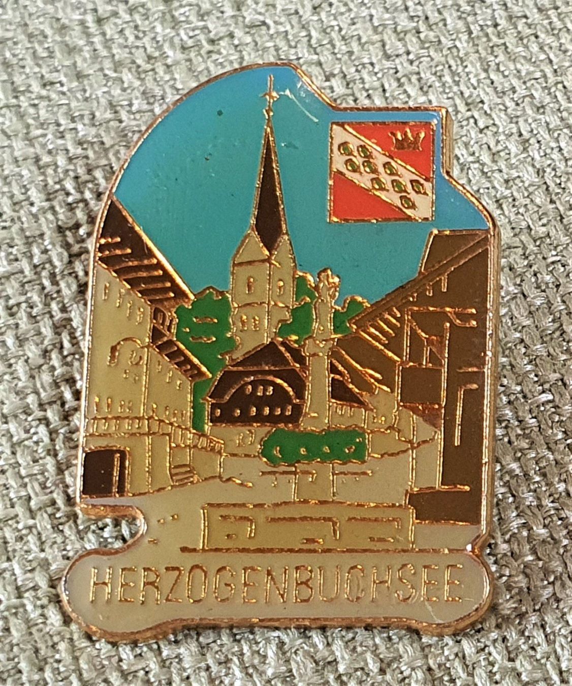 Placchette & Badge: D841 - Pin Dorfbrunnen Herzogenbuchsee – Usato da Reinach BL venduto da Boston-Verkauf