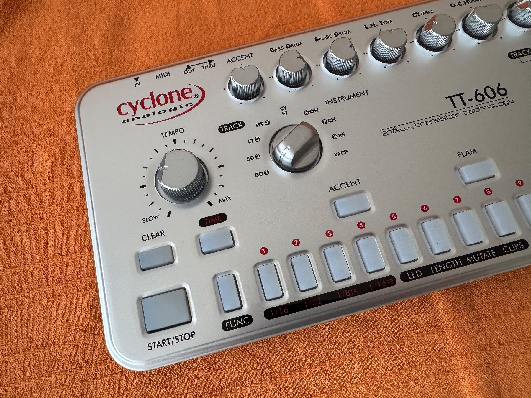 Musikinstrumente: Cyclone Analogic TT-606 Drum Drone Analog Drum Machine – Neu (gemäss Beschreibung) aus Basel von CBassReflex 1