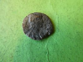 uralte   Bronzemünze  15 mm  1.75 g