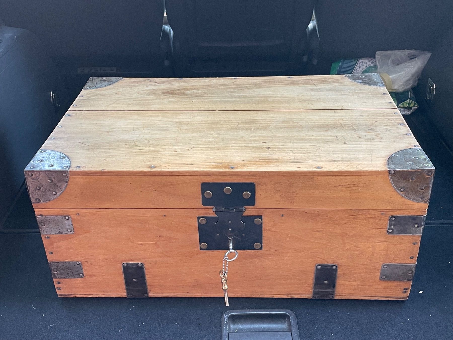 Transportkisten: Antike Holzkiste mit Schloss – Gebraucht aus Luzern von Sontru
