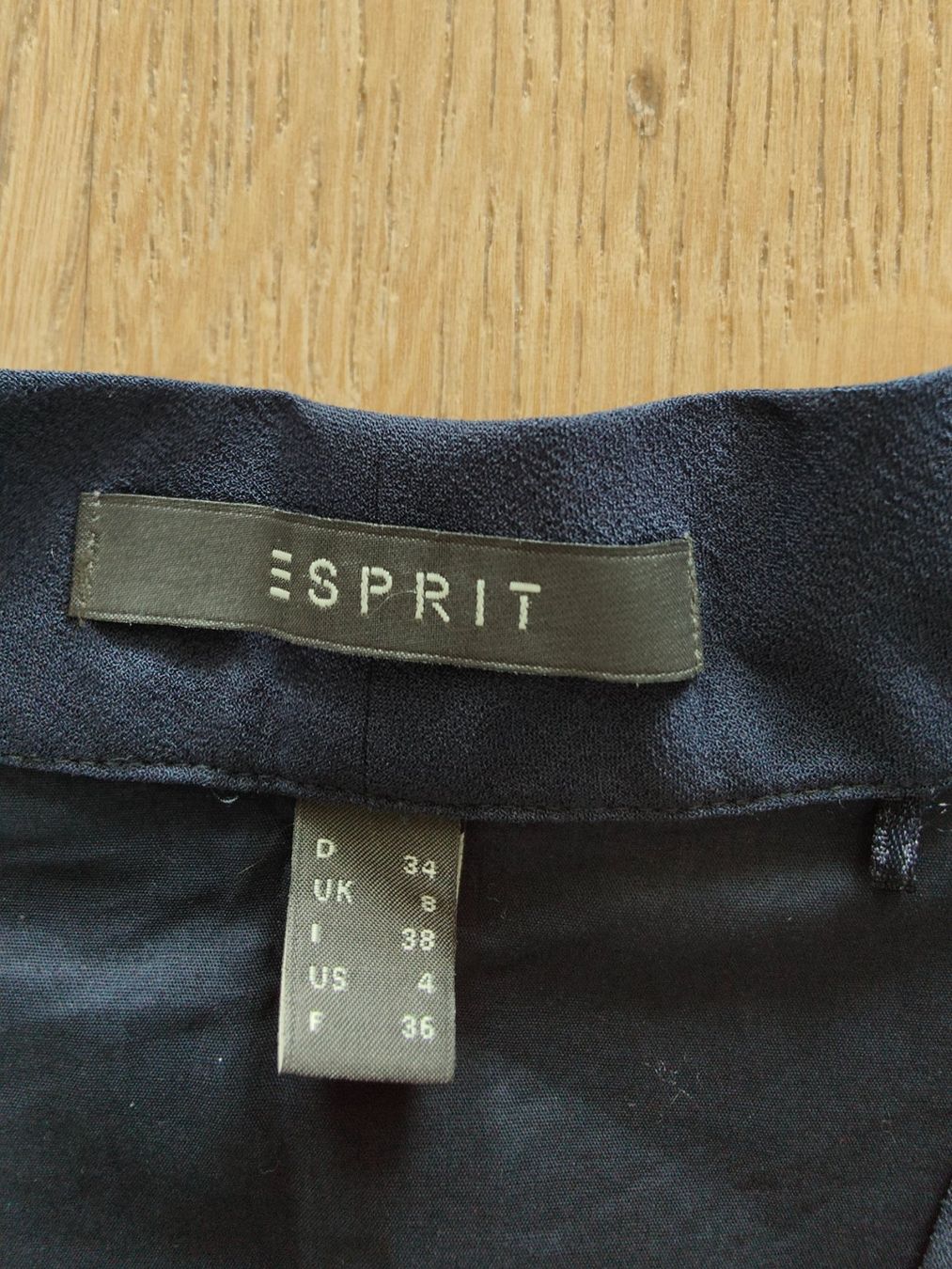 Esprit Blusen: Esprit Damenbluse Dunkelblau 34 - Elegante Leichtigkeit – Gebraucht aus Birmensdorf ZH von LucaToni02 1