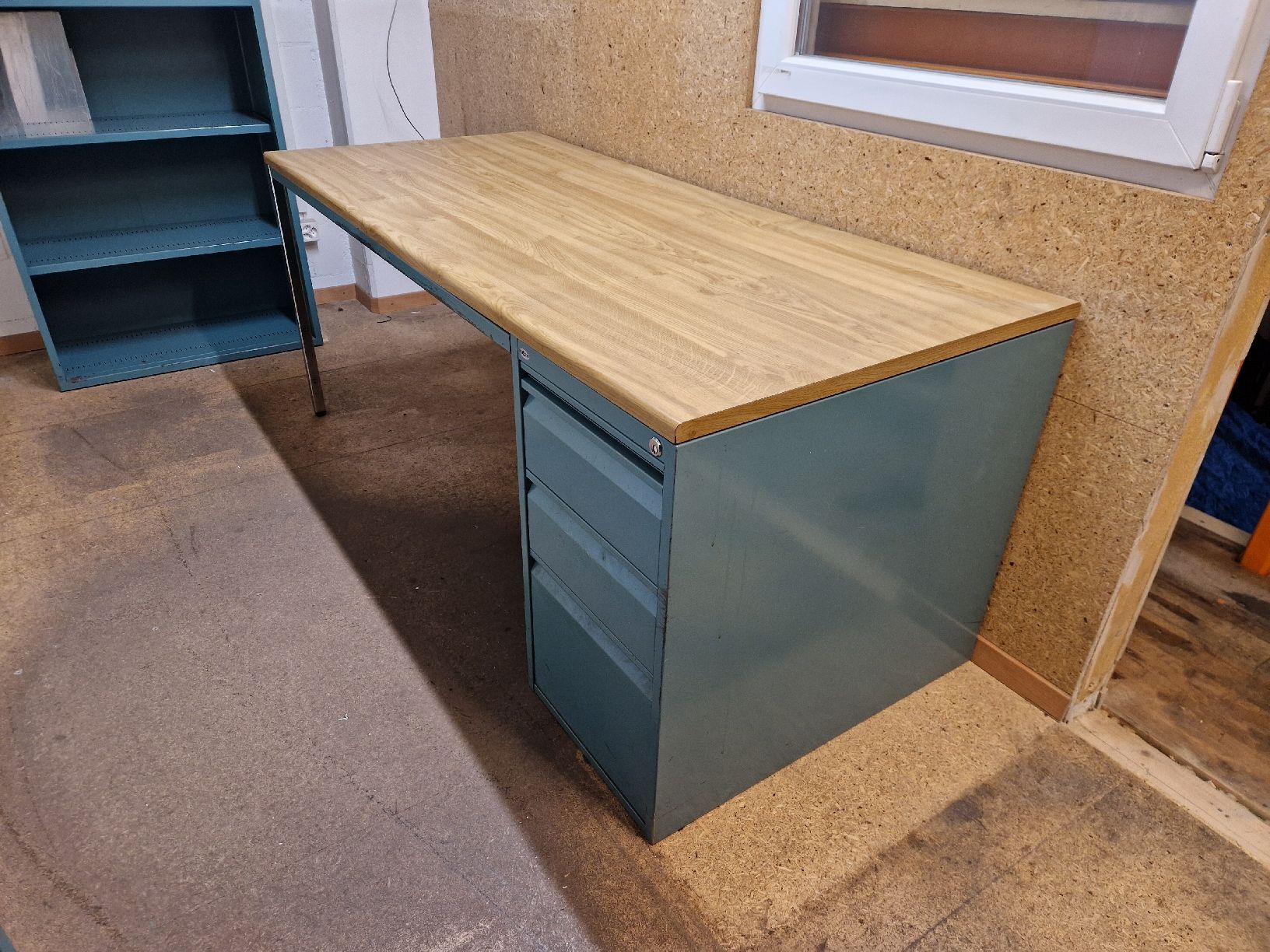 Lista Schreibtische: Lista Bürotisch / Schreibtisch – Gebraucht aus Herbligen von and_q5hr
