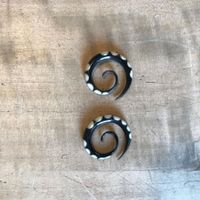 2 Dehnspiralen aus Horn, schwarz/weiss,4mm