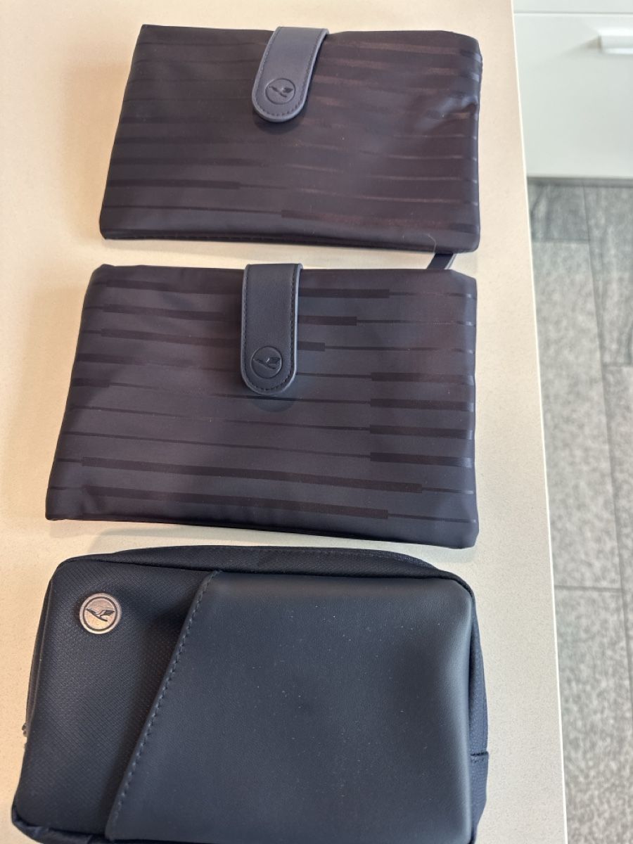 Custodie per cosmetici: Lufthansa Business Amenity Kits – Nuovo (secondo la descrizione) da St. Gallen venduto da Ursula66