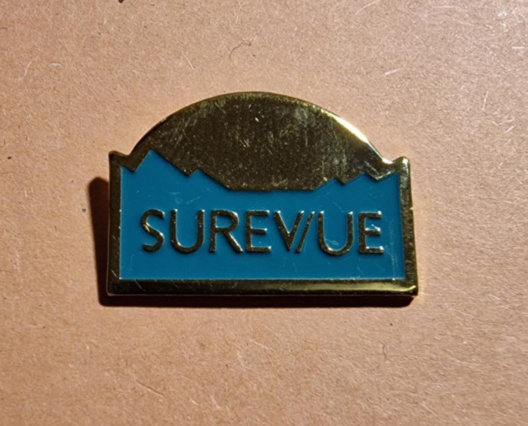 Plaketten & Abzeichen: Pin Survue – Gebraucht aus Härkingen von specialshapes