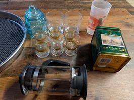 Kaffee, diverse Gläser, Teedose, Serviertablett