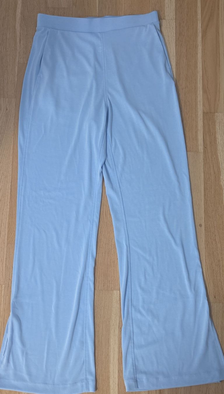 Pantalons: Hosen hellblau Grösse M eher Sguter Zustand  – Neuf (Voir description) à Affoltern am Albis par Ebruli89