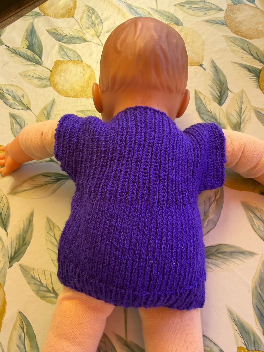 Poupées: Blauvioletter elastischer Strick Pullover, 17cm (40cm Puppe) – Neuf (Voir description) à Egg b. Zürich par Mogli93 1