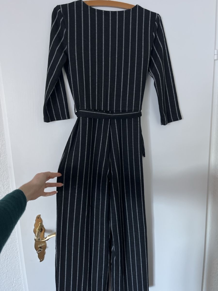 Bershka Tute: Jumpsuit Anthrazit gestreift elegant und gemütlich – Usato da Horgen venduto da aiac0 2