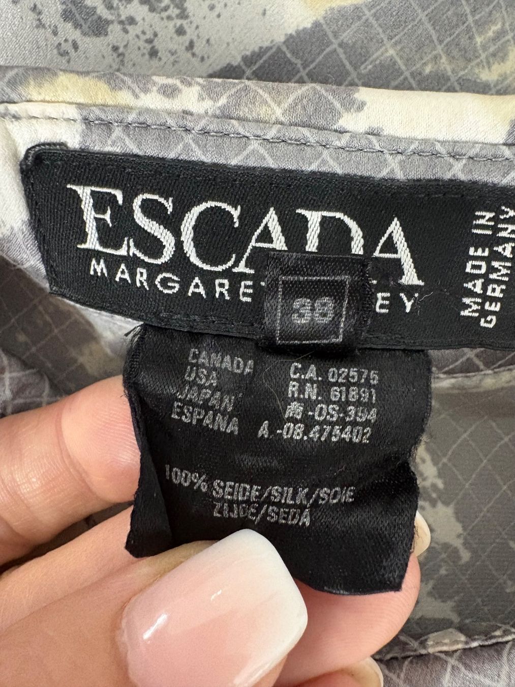 Escada Blusen: Escada Seidenbluse 38 Hemdbluse gemustert grau beige – Neu (gemäss Beschreibung) aus Regensdorf von sec_l5cr 5