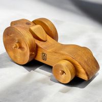 Superbe sculpture futuriste de voiture de course en bois