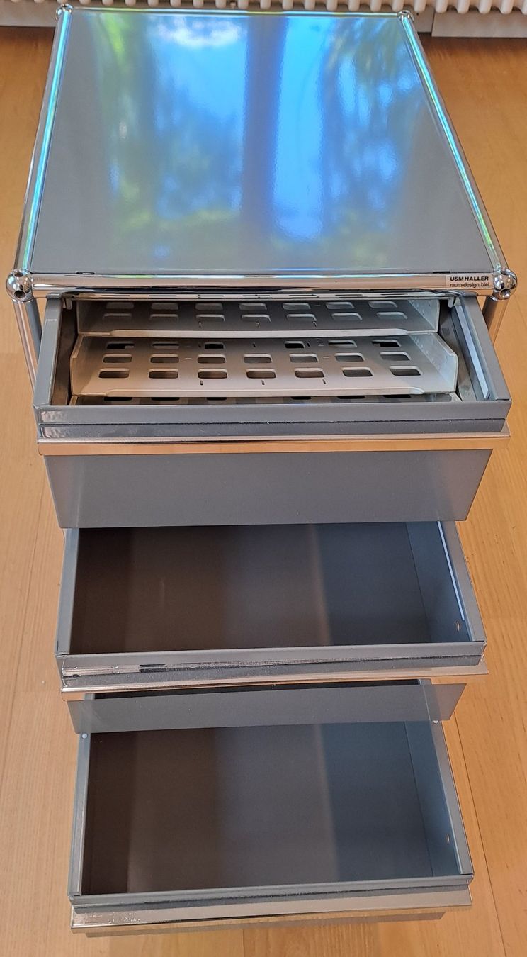 USM Kommoden: Schöner USM Haller Container mit Rollen (mittelgrau) – Gebraucht aus Winterthur von altrade 1