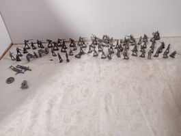 62 Kleine Zinn o. Zink Soldaten Vintage oder Antik