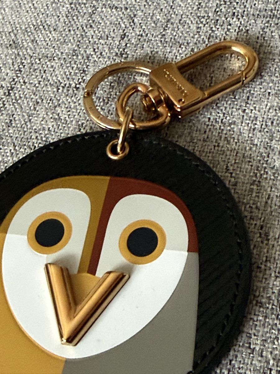 Louis Vuitton Portachiavi: Louis Vuitton Night Owl Bagcharm – Usato da Liestal venduto da Joslie_mc 3