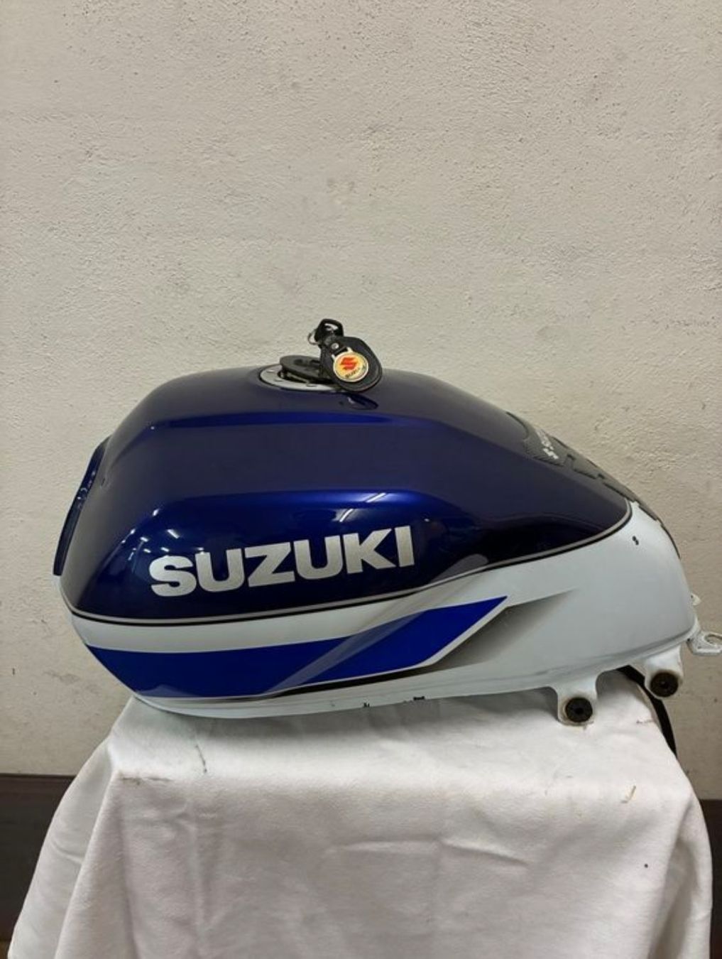 Suzuki Accessori per altri veicoli: Suzuki GSX 1400 Tank – Usato da Zürich venduto da EuleCH 1
