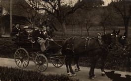 Pferdekutsche mit Frauen und Männern
