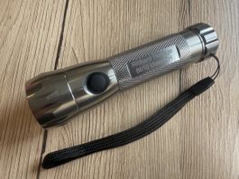 LED Taschenlampe 17 LED mit Magnet und Box