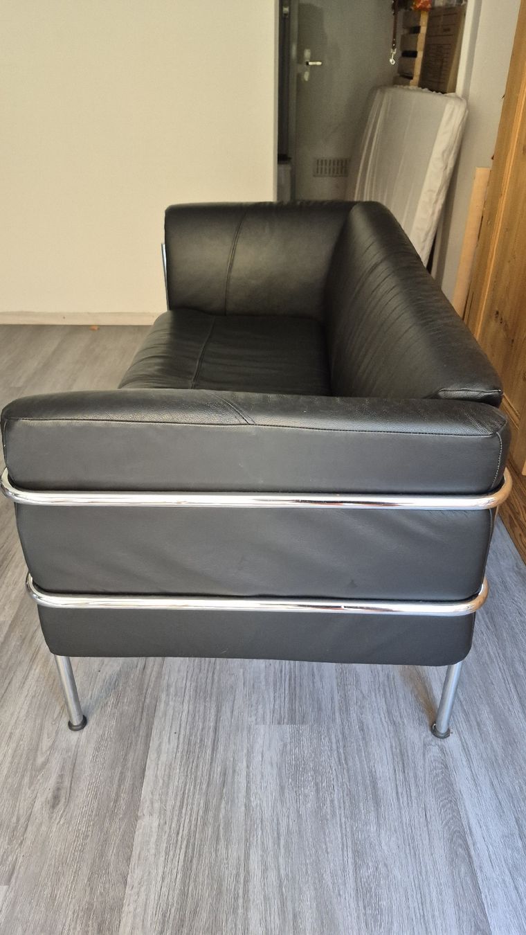 Divani: 2- Sitzer Ledersofa schwarz Metallgestell – Nuovo (secondo la descrizione) da Zürich venduto da Knauelrockerin 2
