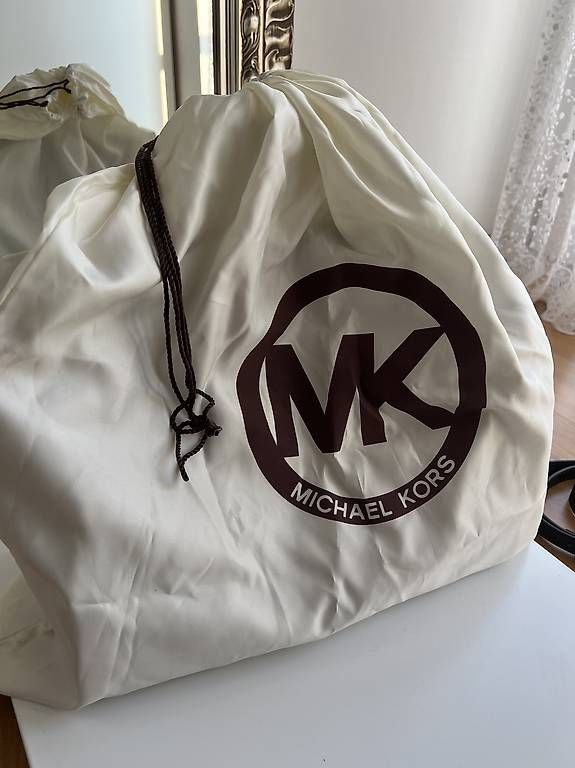 Michael Kors Altro in  Abbigliamento & Accessori: MICHAEL Michael Kors Selma Large  Black Saffiano Leather – Usato da Mendrisio venduto da I.K. 3