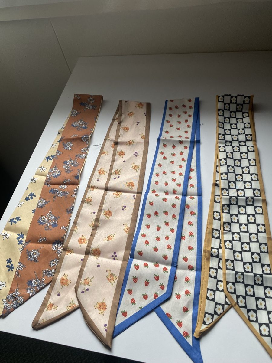 Foulard & Sciarpe: Twilly Tücher - Tasche oder Accessoire – Nuovo e nell'imballaggio originale da Göschenen venduto da Anoli34