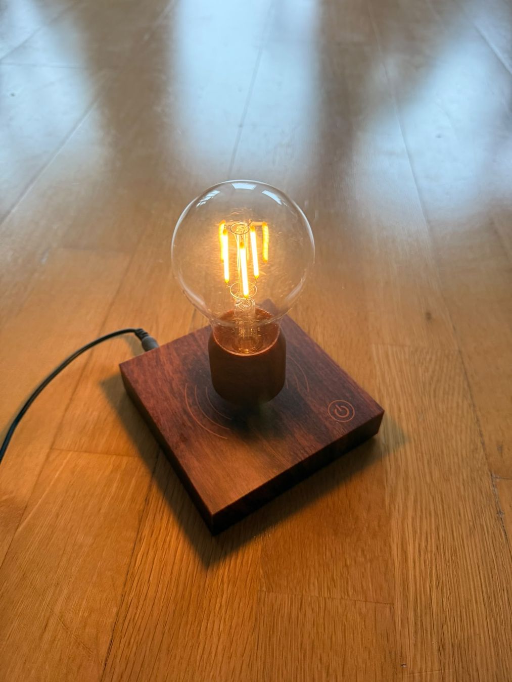 Lampade: Schwebende Tischlampe mit Sockel und Touch-Sensor – Nuovo (secondo la descrizione) da Solothurn venduto da sendrizzle 1