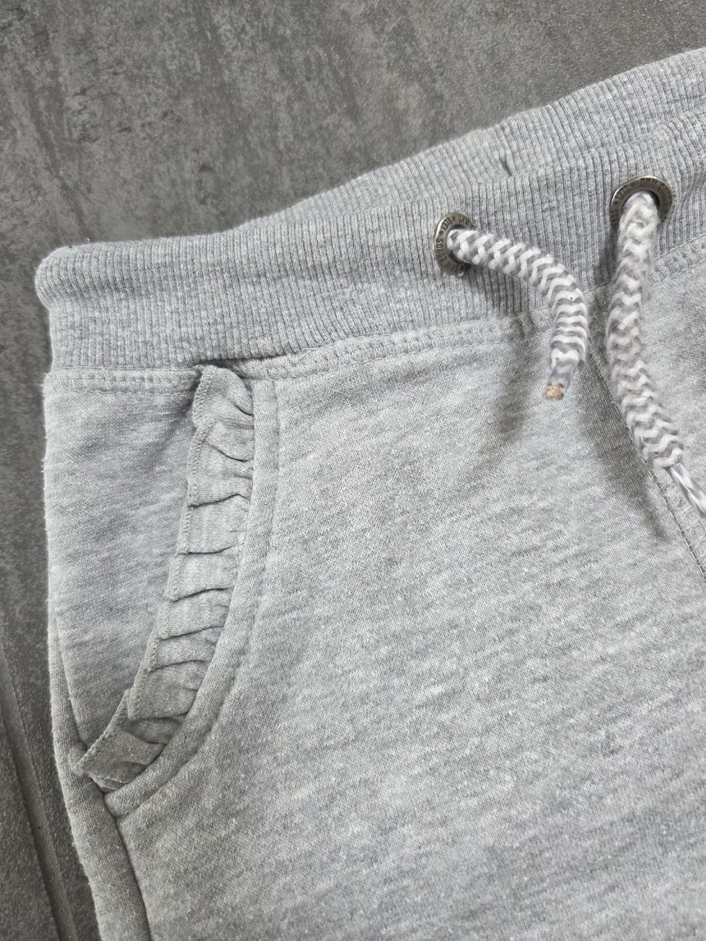 Pantaloni: Graue Mädchen Jogginghose, Gr. 104 – Usato da Hüntwangen venduto da ManuM2014 1