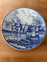 Wandteller Delfts Blue Handwork Motiv Pferdefuhrwerk