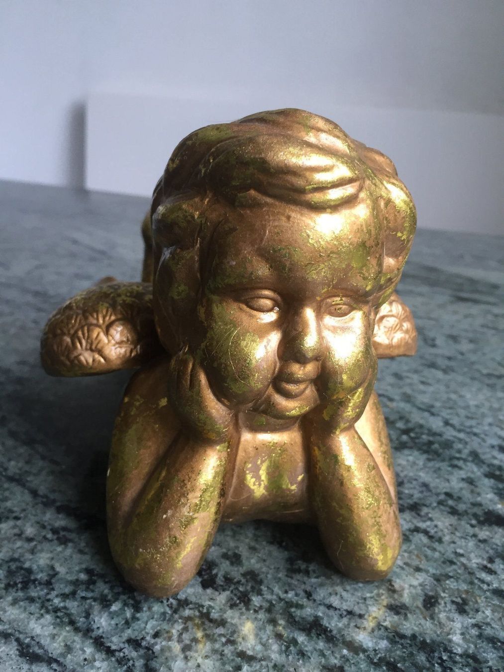 Figuren: Goldener liegender Engel – Gebraucht aus Wettingen von Atollkirsche