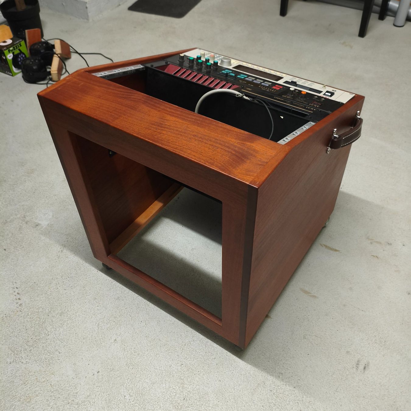 Racks & Ständer: Mixingtable Sidecar Rack 10HE, Mahagony, gebraucht, Rollen – Gebraucht aus Dietikon von Deft_bonz 1