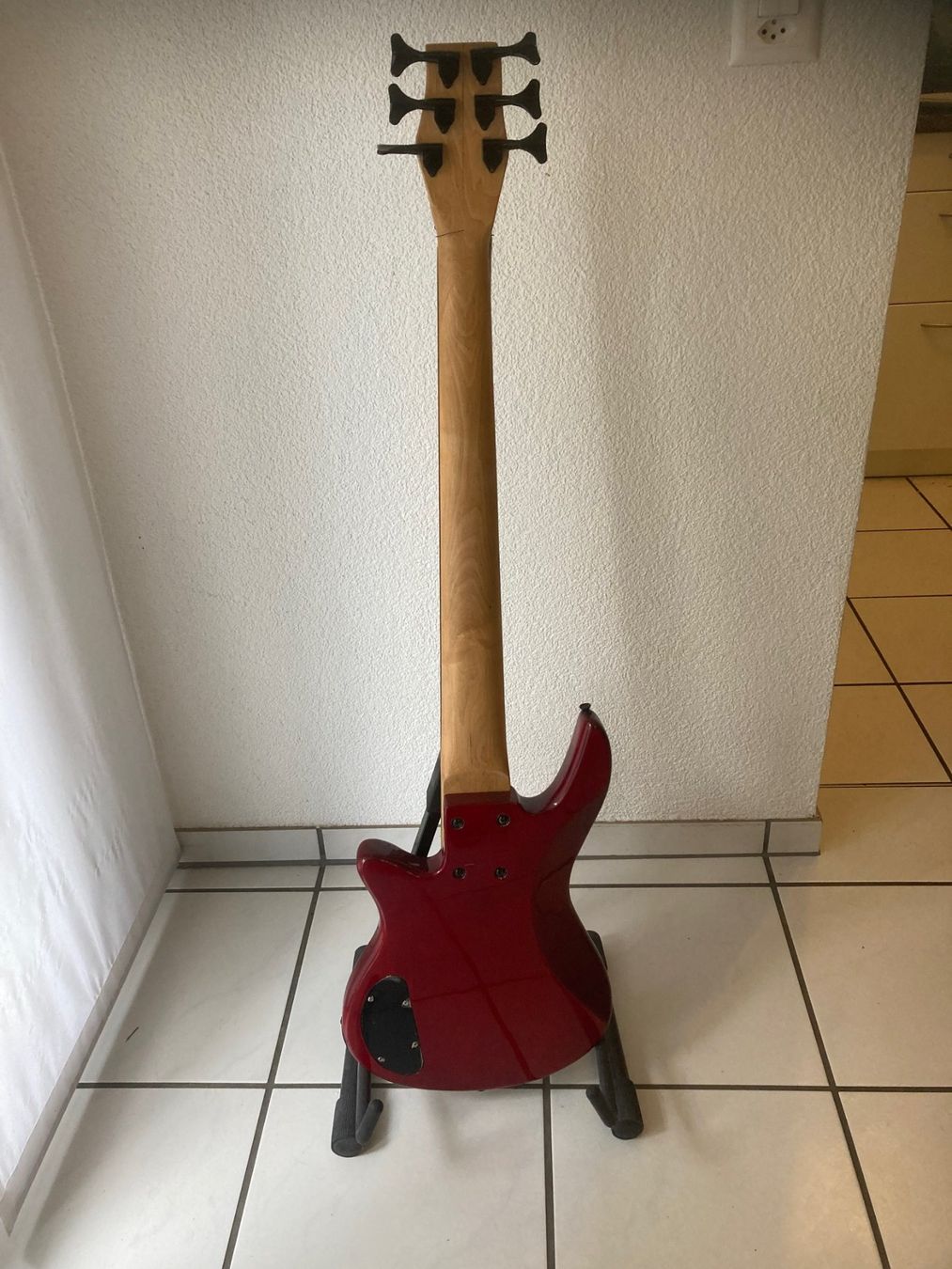 Strumenti musicali: Roter E-Bass mit 6 Saiten – Usato da Bonstetten venduto da Knight2100 1