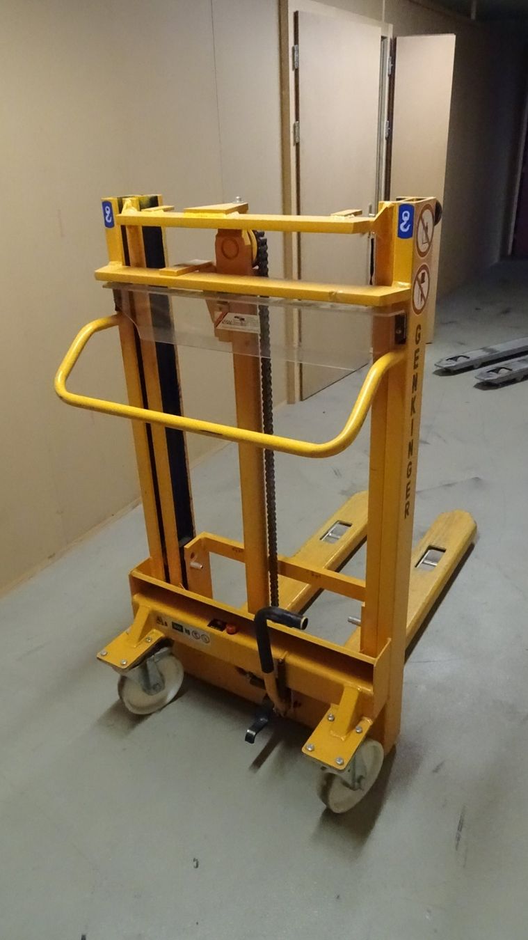 Toutes les machines: Elévateur hydraulique à commande au pied – D'occasion à Ecublens VD par man_c2nm