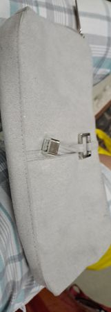 Handtasche grau mit Schnalle mit Aufschrift Estee Lauder