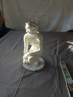 Rosenthal, kniende Frauenfigur