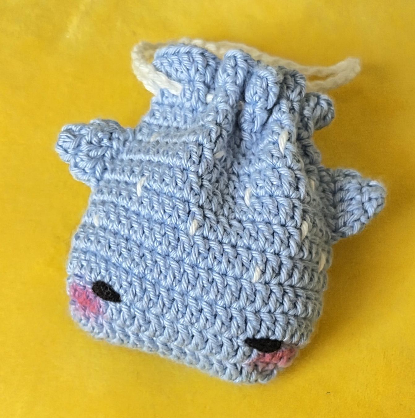 Borse: Pochette étui requin bleu crochetée à la main – Nuovo e nell'imballaggio originale da Plan-les-Ouates venduto da Aoimis_333 1