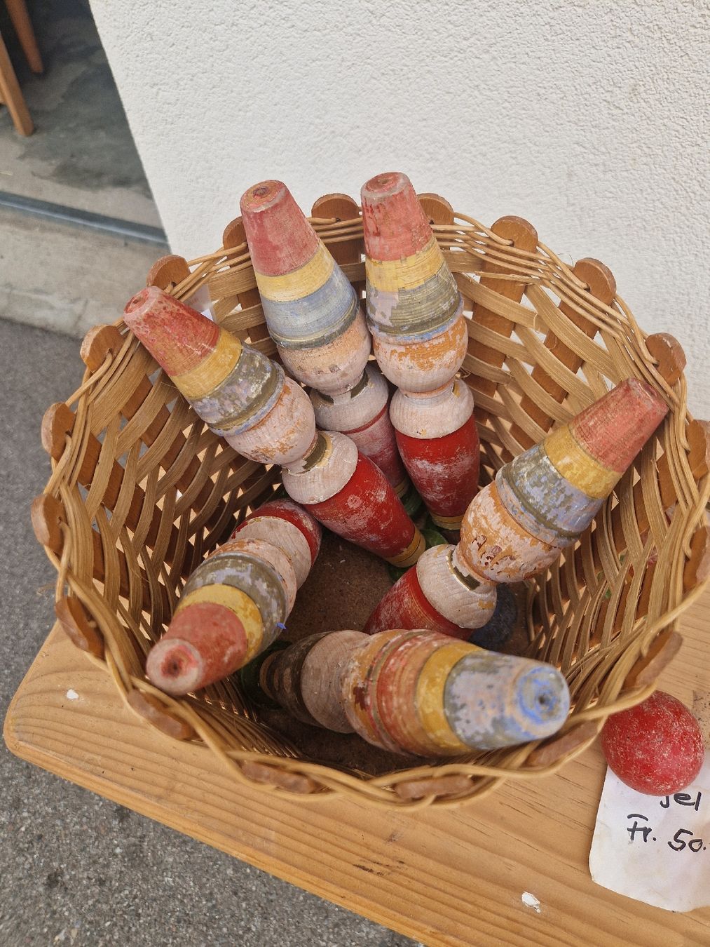 Statuette: Alte Kegel Set Holz farbig gebraucht mit Korb – Usato da Mörigen venduto da Clio111 1
