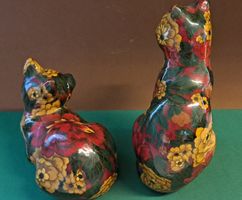 2er Set Vintage Katzenfiguren, Blumenmuster, Keramik