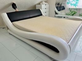 Modernes Bett 180 × 200 cm inkl. Lattenrost, guter Zustand