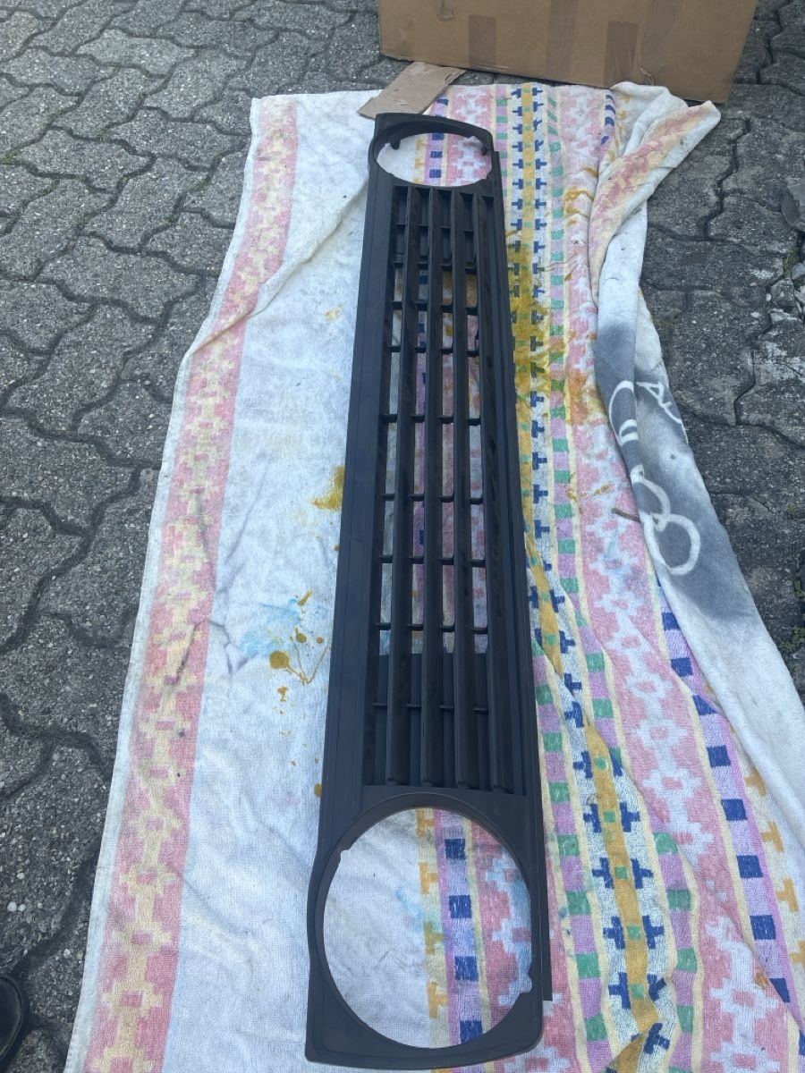 VW Tutti pezzi di ricambio auto: VW Golf 2 Kühlergrill ohne Emblem Tuning – Usato da Felsberg venduto da schwarzin 2
