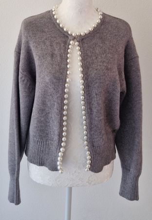 VESTE GRIS Á PERLES