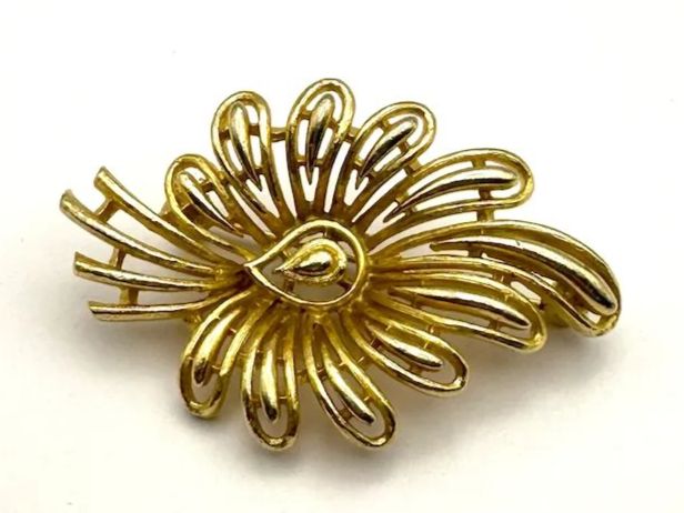 Spille & Fermagli: LISNER signierte goldfarbene Blumenbrosche – Usato da Beckenried venduto da SylvkensWorld 1