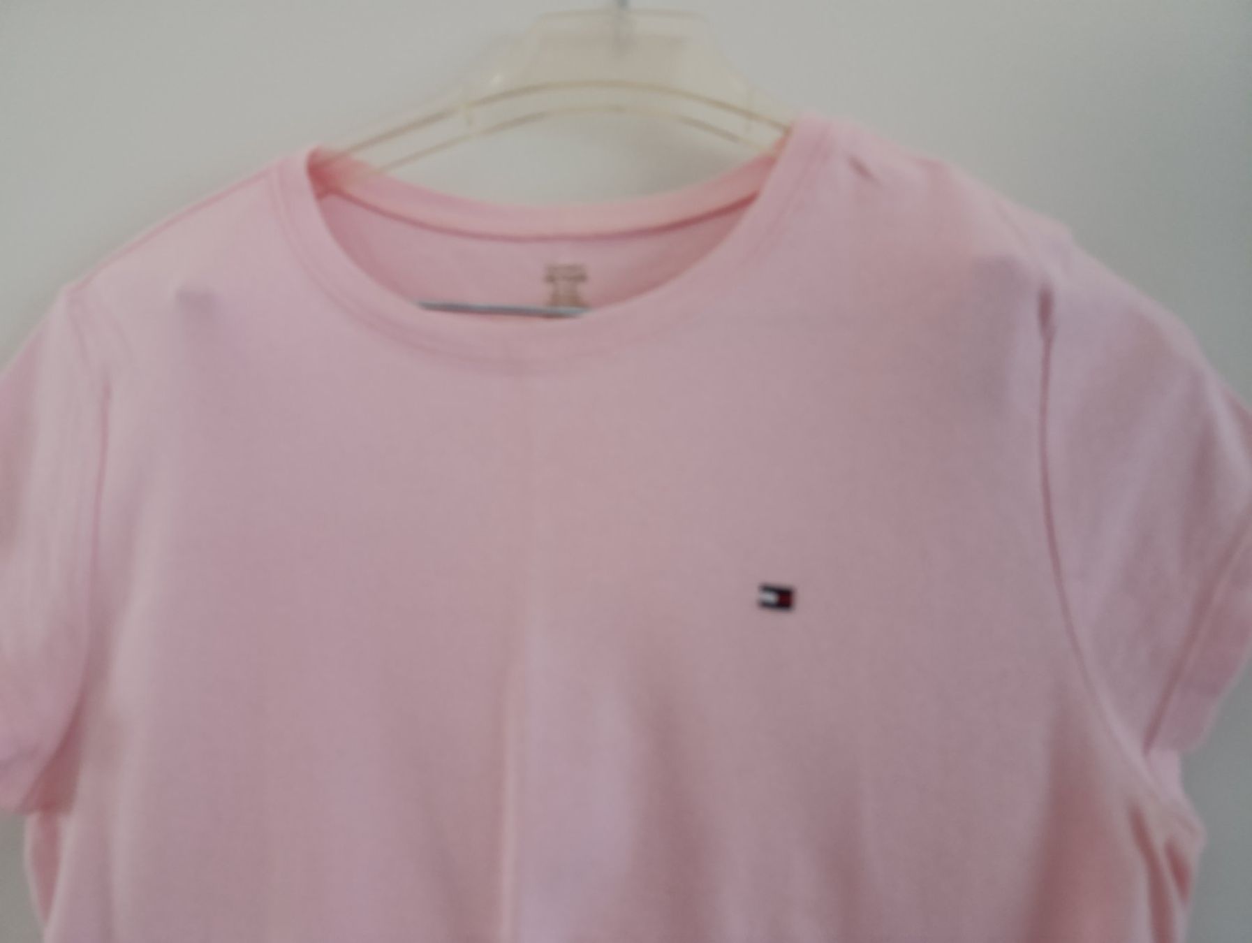 Tommy Hilfiger T-Shirts: T-shirt Tommy Hilfiger rose – Gebraucht aus St-Cergue von Neviana 1