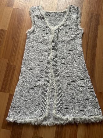 Lange Strickweste mit Fellbesatz, ideal für den Frühling!