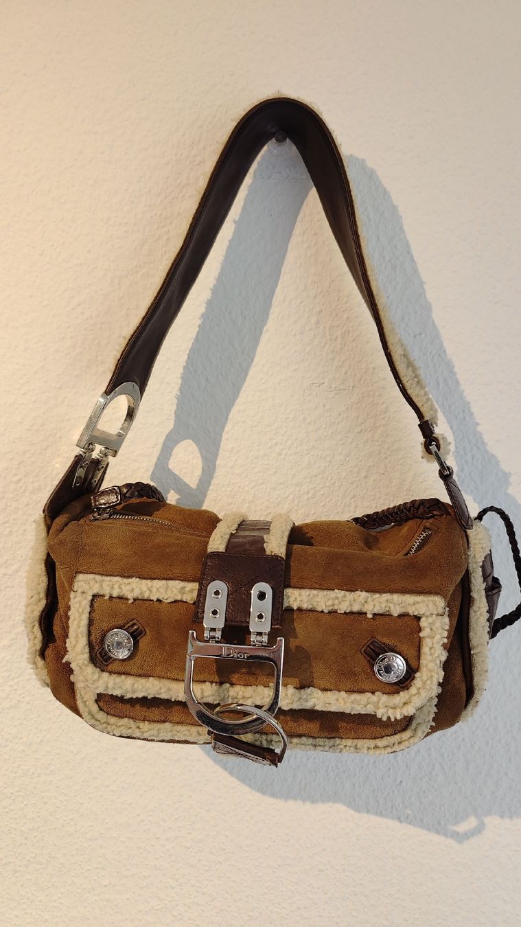 Dior Borse da donna: Christian Dior Saddle Shearling Flight Handbag Original 2005 – Usato da La Tour de Peilz venduto da Dejobokin